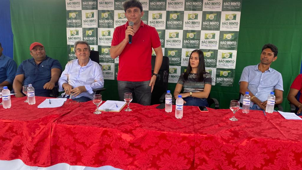 Ao lado do deputado Célio Moura, prefeito Paulo Wanderson entrega Trator à comunidade 